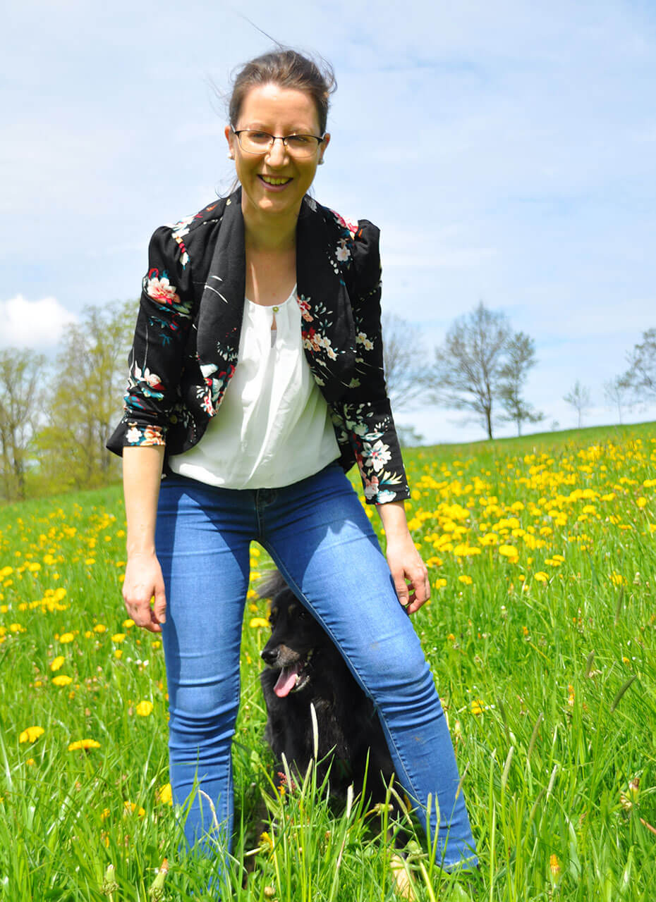 Patrizia Westphal Lachend auf der Wiese - über mich